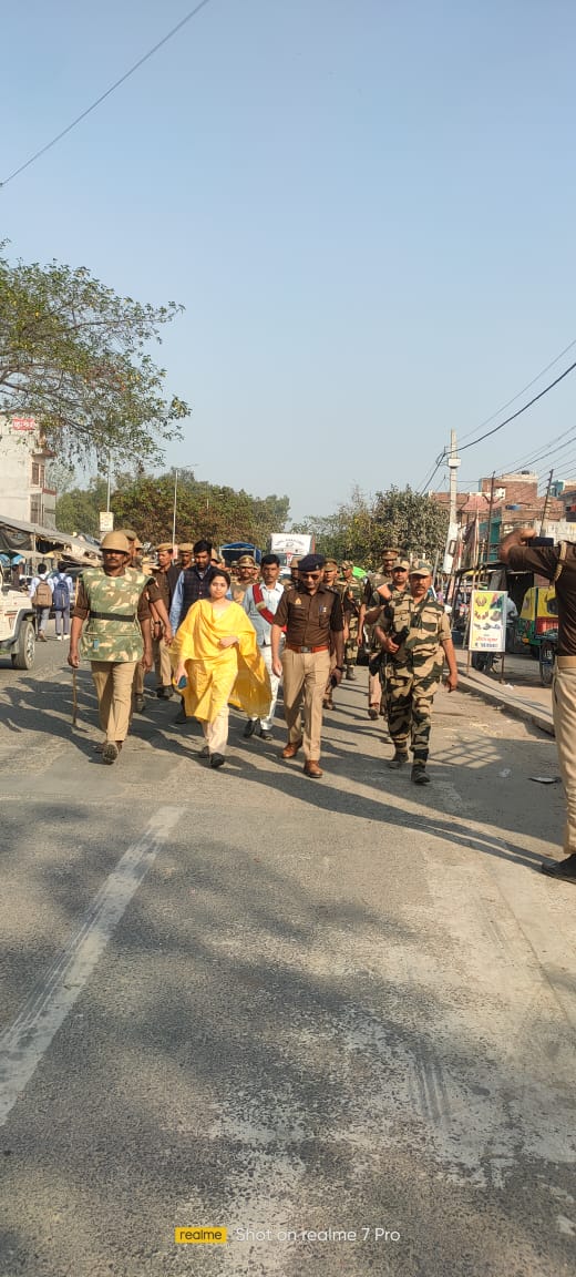 हरदोई : एसडीएम ने सीओ के साथ कस्बा माधोगंज में  फ्लैग मार्च किया।