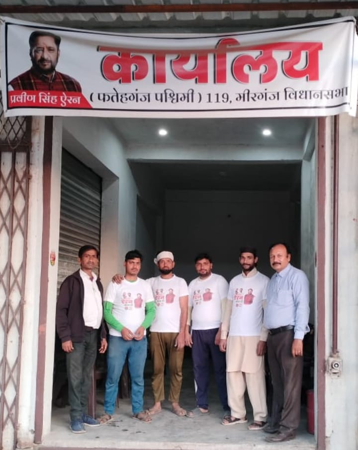 बरेली : युवाओं ने घर-घर जाकर सपा प्रत्याशी प्रवीण सिंह ऐरन के लिए मांगे वोट।