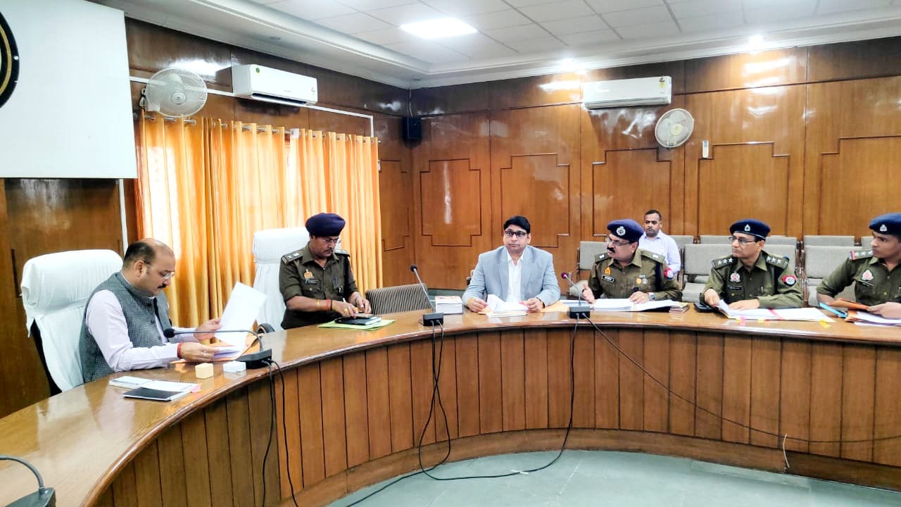 फर्रुखाबाद:जिला एवं केंद्रीय कारागार में निरुद्ध निर्धन बन्दियों की जमानत राशि एवं जुर्माना के सम्बन्ध में डीएम की अध्यक्षता में कलेक्ट्रेट सभागार में बैठक हुई संपन्न