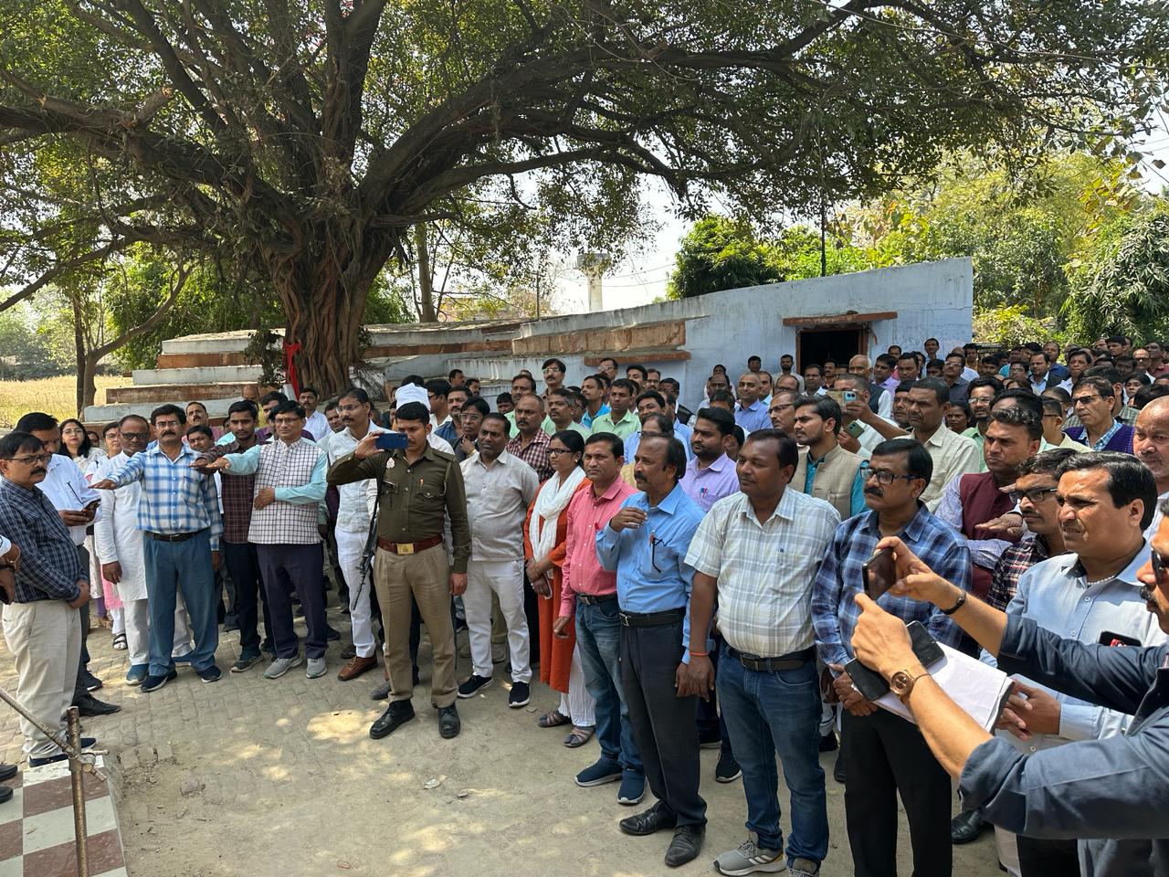 प्रयागराज: मतदाता जागरूकता अभियान के अंतर्गत पांच मूल्यांकन केंद्रों पर जिला विद्यालय निरीक्षक/ सहायक नोडल अधिकारी स्वीप पी.एन.सिंह के द्वारा समस्त शिक्षकों को मतदाता जागरूकता की शपथ दिलवाई