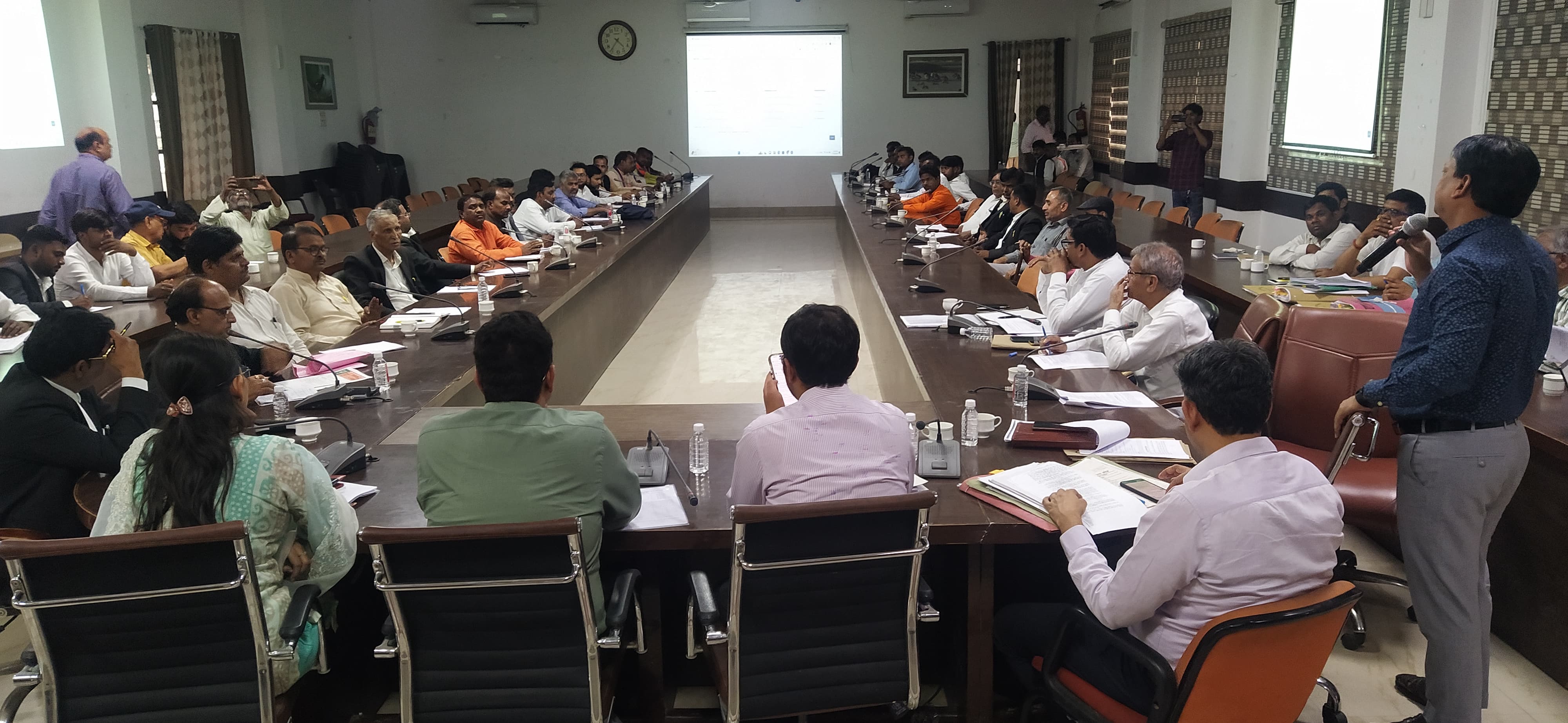 प्रयागराज- जिला निर्वाचन अधिकारी की अध्यक्षता में लोकसभा सामान्य निर्वाचन-2024 के सम्बंध में सभी राजनैतिक दलों के प्रतिनिधियों के साथ बैठक सम्पन्न