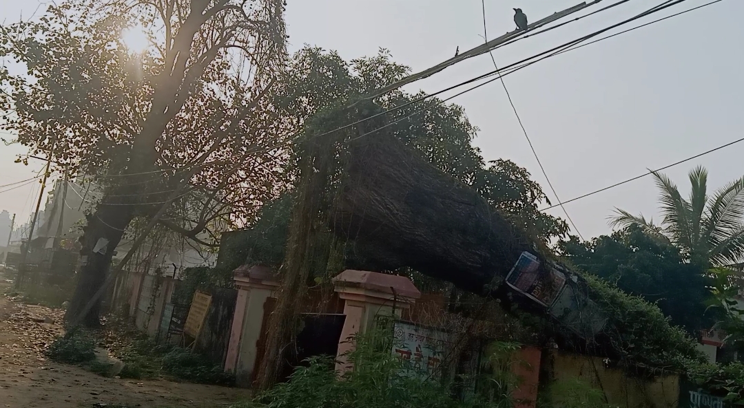 ग़ाज़ीपुर : मरदह पवार हॉउस जेई शैलेन्द्र ओझा के निष्क्रियता के कारण बड़ी दुर्घटना हो सकती है