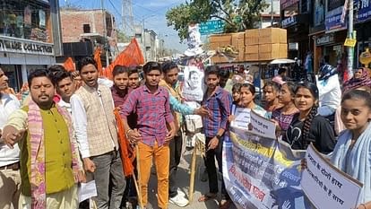 मैनपुरी में ABVP कार्यकर्ताओं ने सीएम ममता बनर्जी का पुतला फूंका, नारेबाजी कर किया प्रदर्शन