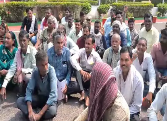ग्रामीणों का चुनाव बहिष्कार बोले बोले सड़क नहीं तो वोट नहीं'