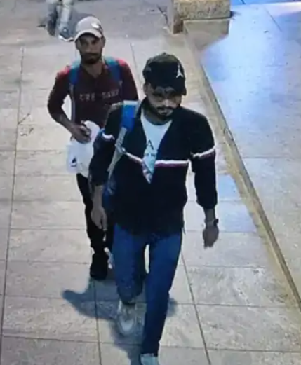 गैलेक्सी अपार्टमेंट पर हुई फायरिंग के चलते सलीम परिवार के लोग काफी परेशान हैं