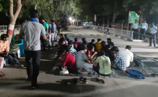 गुस्साए कुछ सुरक्षाकर्मियों ने एक छात्र की जमकर पिटाई कर दी