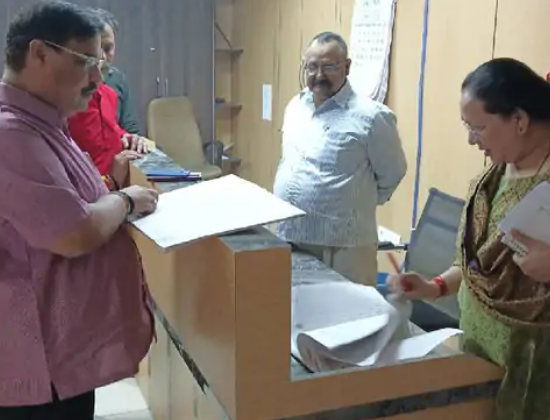 अपर नगर आयुक्त अरविंद कुमार राव तथा मुख्य कर निर्धारण अधिकारी अम्बी बिष्ट ने सुबह 11:15 बजे निरीक्षण किया तो कई विभागों में कर्मचारी अनुपस्थित पाए गए