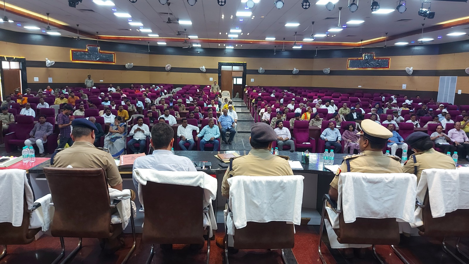 प्रयागराज- चुनाव आचार संहिता का अनुपालन कराते हुए अपने कर्तव्यों का निष्पच्छता से पालन करने हेतु निर्देशित किया गया