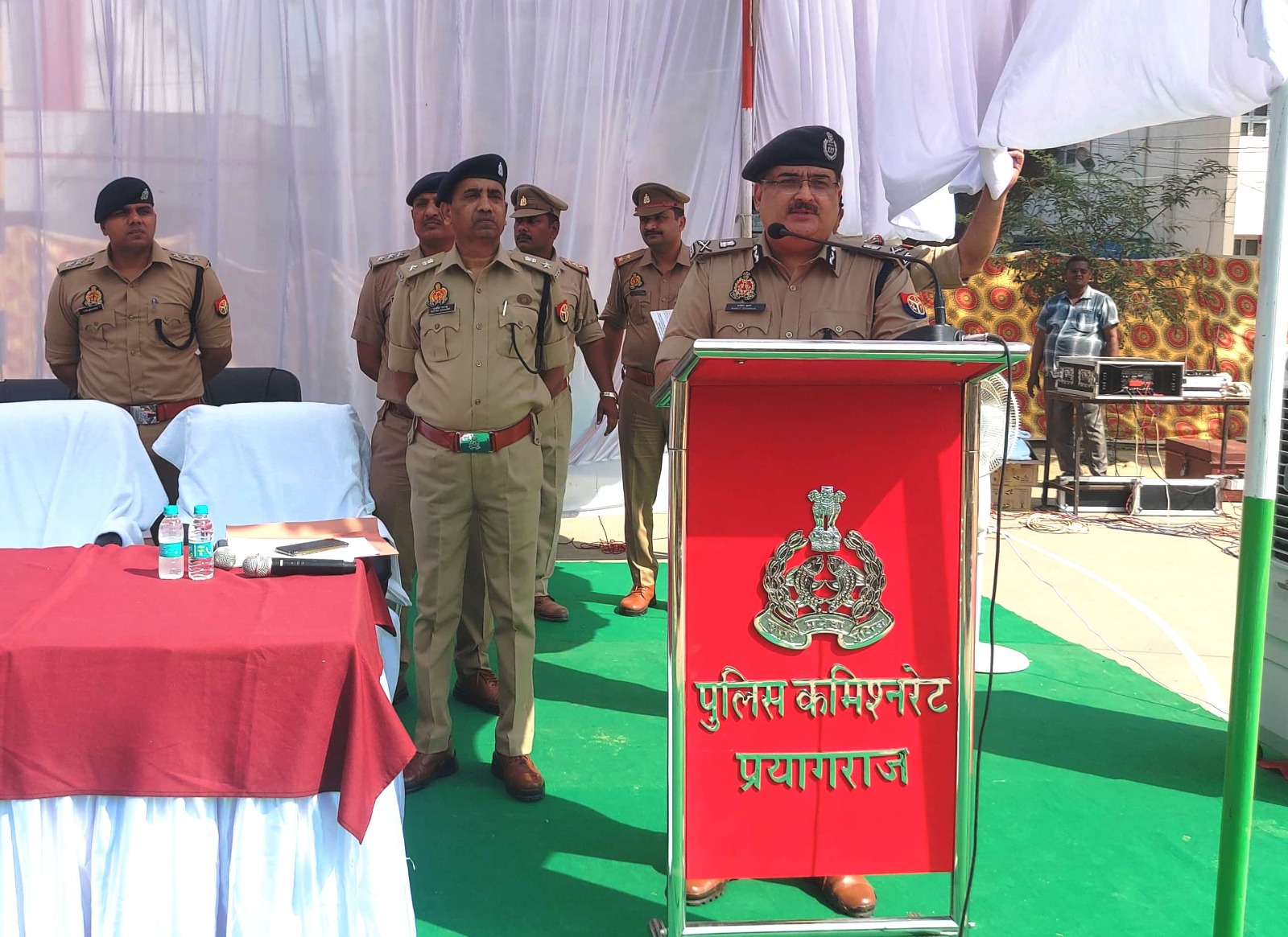 प्रयागराज: पुलिस आयुक्त, प्रयागराज द्वारा आज दिनांक 16.04.2024 को रिजर्व पुलिस लाइन में लोकसभा सामान्य निर्वाचन-2024 में ड्यूटी में लगे पुलिस बल को रवाना करने से पूर्व ब्रीफिंग कर सकुशल चुनाव संपन्न कराने हेतु निर्देश