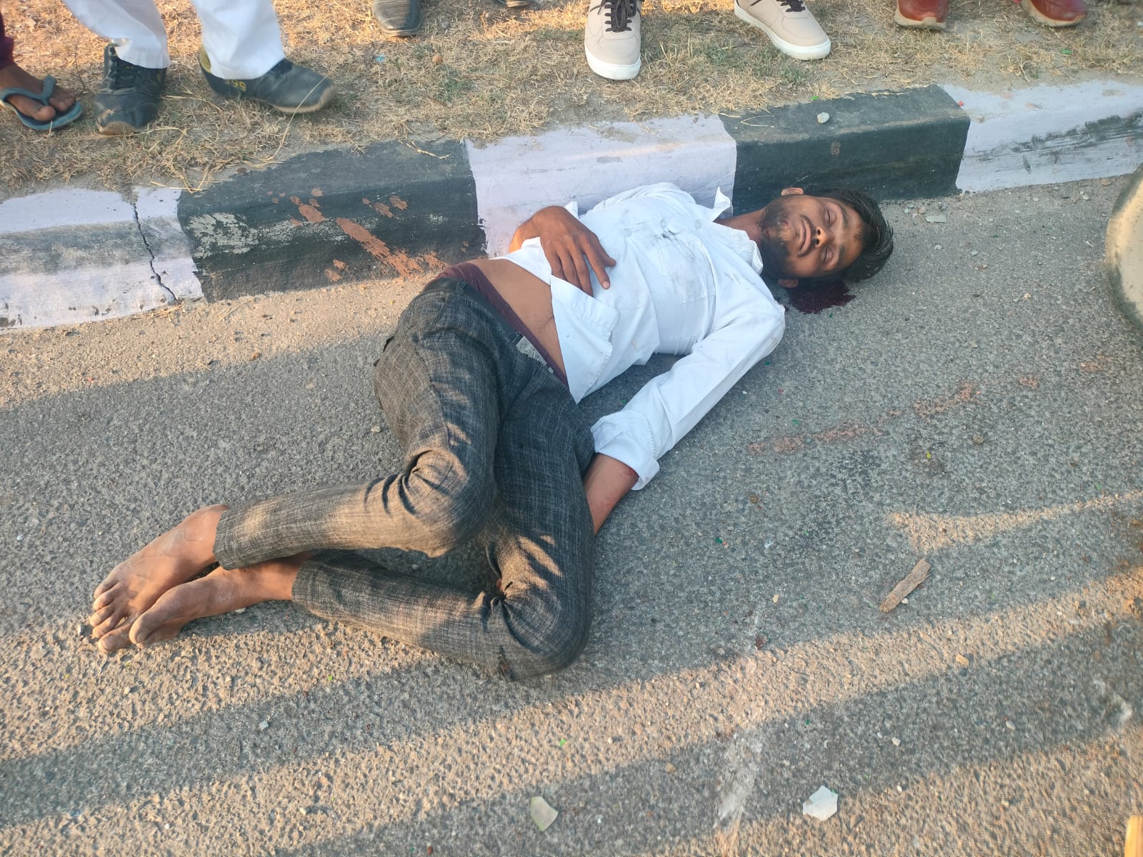 बरेली :प्राइवेट टूरिस्ट बस ने टेंपो को मारी टक्कर टेंपो चालक गंभीर रूप से घायल।