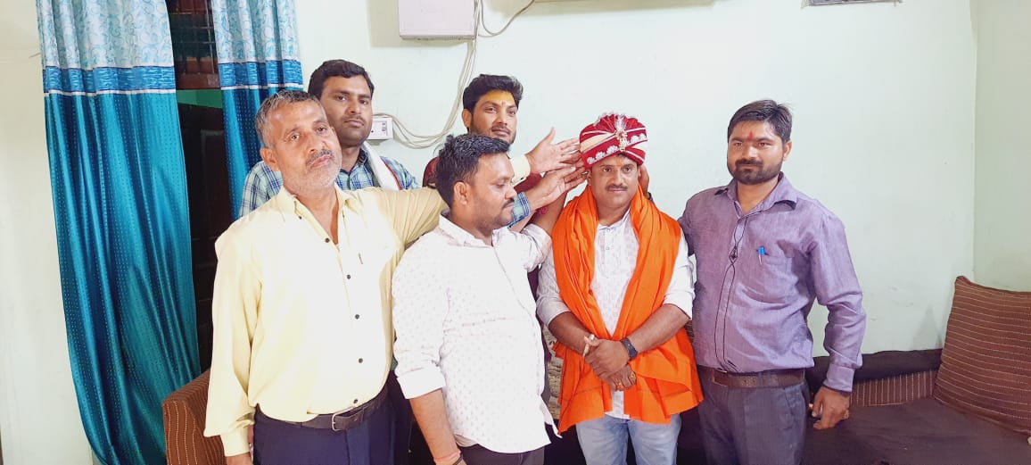 फर्रुखाबाद:अंतर्राष्ट्रीय हिन्दू सेना के प्रदेश महामंत्री का जन्मदिन कार्यकर्ताओं ने बड़े धूमधाम से मनाया