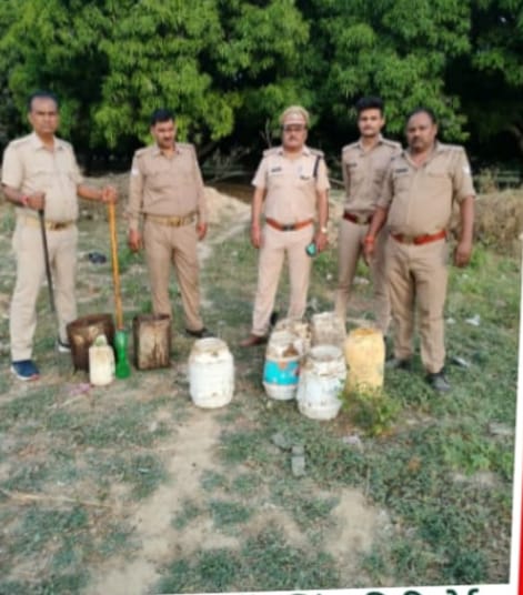 फर्रुखाबादःजिला आबकारी टीम ने संदिग्ध क्षेत्र में दविश देकर 180 लीटर लहन नष्ट कर 50 लीटर अवैध कच्ची शराब बरामद कर दो अभियोग पंजीकृत किया