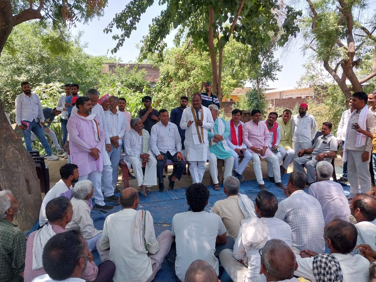 एटा: समाजवादी पार्टी के एटा लोकसभा प्रत्याशी देवेश शाक्य ने मारहरा विधानसभा  में गांव-गांव जाकर भ्रमण किया और लोगों से वोट मांगे