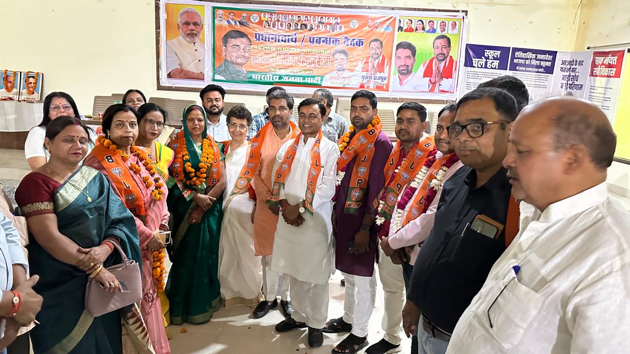 फर्रुखाबाद:संकिसा नगर पंचायत के पांच सभासदों ने भाजपा की सदस्यता ग्रहण की