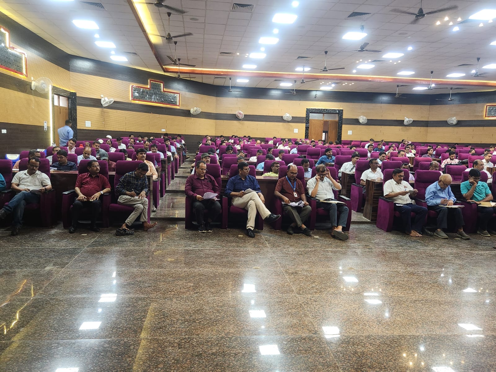 प्रयागराज- लोकसभा सामान्य निर्वाचन-2024 के दृष्टिगत जोनल/सेक्टर मजिस्ट्रेटों एवं सम्बंधित विधानसभा के सहायक रिटर्निंग आफिसरों को दिया गया प्रशिक्षण