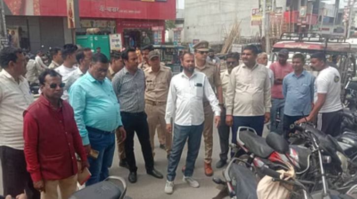 पीलीभीत में मुख्य सड़कों के फुटपाथ से हटाया अतिक्रमण