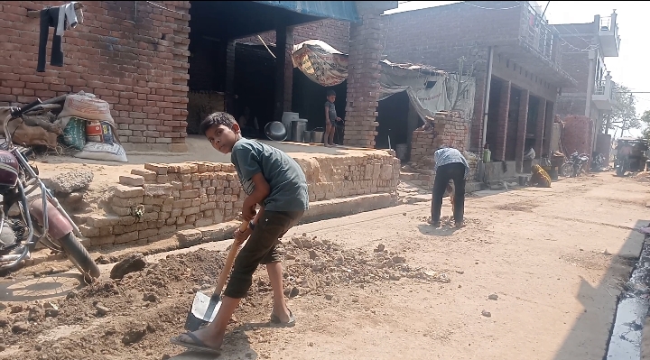 एटा : ग्राम पंचायत कुसाड़ी में नाबालिक करते मजदूरी कार्य
