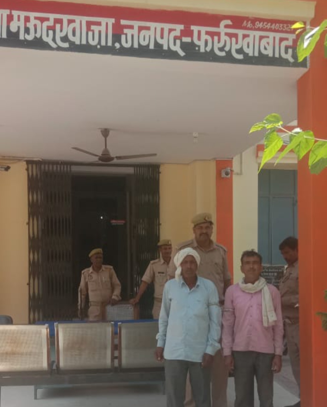 फर्रुखाबाद:थाना मऊदरवाजा पुलिस ने दो वारंटीयों को किया गिरफ्तार