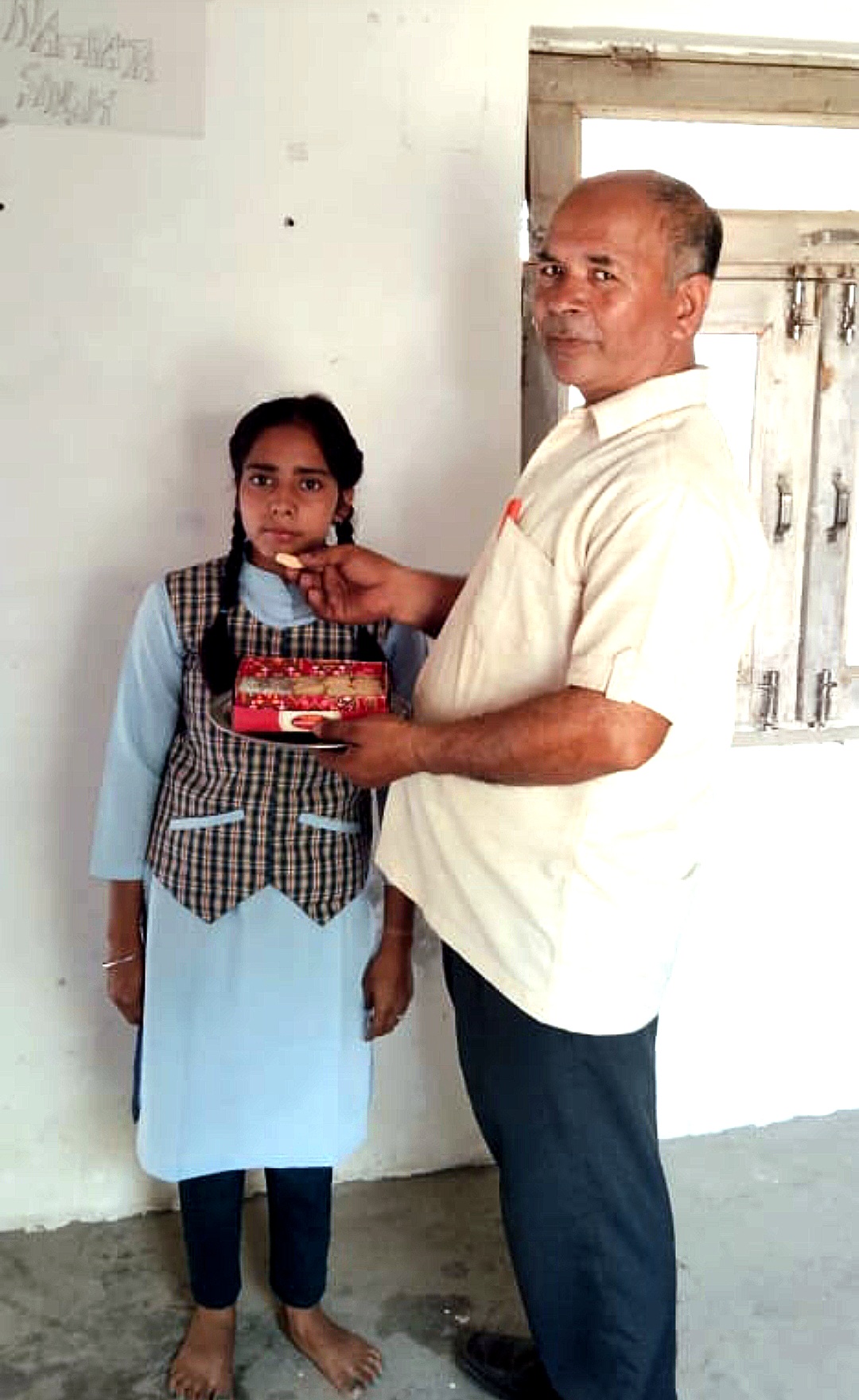 फर्रुखाबाद : नम्रता सिंह शाक्य ने हाई स्कूल में गांव टॉप आकर किया क्षेत्र का नाम रोशन