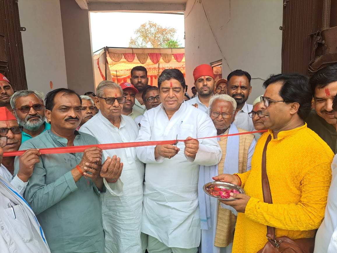 मैनपुरी की भोगांव विधानसभा क्षेत्र में सपा प्रत्याशी डिम्पल यादव के चुनाव कार्यालय का फीता काटकर किया शुभारंभ