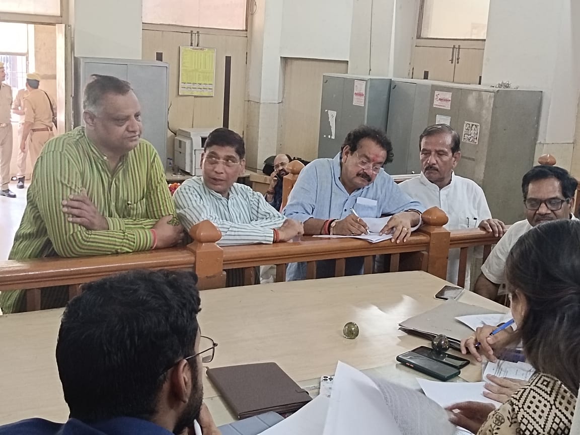 फिरोजाबाद में समाजवादी पार्टी के लोकसभा प्रत्याशी अक्षय यादव ने किया नामांकन दाखिल ?