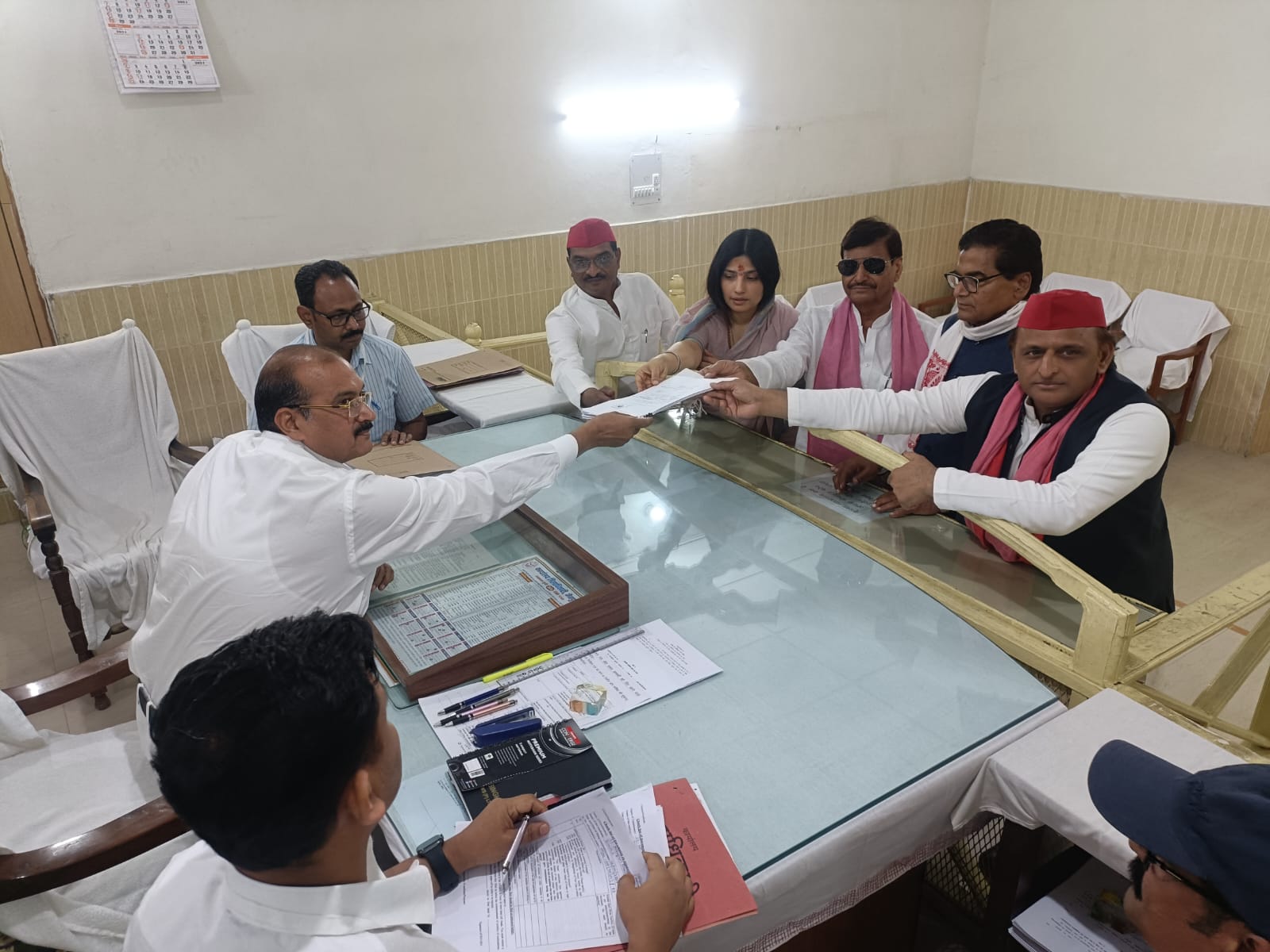 मैनपुरी - सपा प्रत्याशी डिंपल यादव ने लोकसभा चुनाव के लिए किया नामांकन