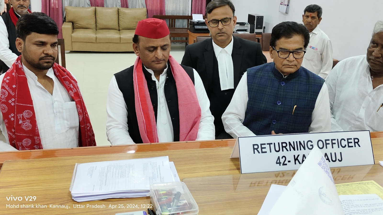 एक बार फिर कन्नौज से उतरे अखिलेश, सपा मुखिया ने परिवार की मौजूदगी में किया नामांकन ?
