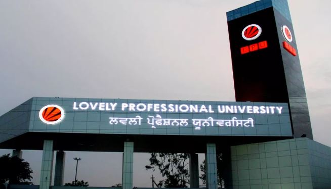 500 रुपये से पिता ने खोली थी मिठाई की दुकान, लेकिन अब बेटे ने खड़ी की देश की सबसे बड़ी प्राइवेट यूनिवर्सिटी