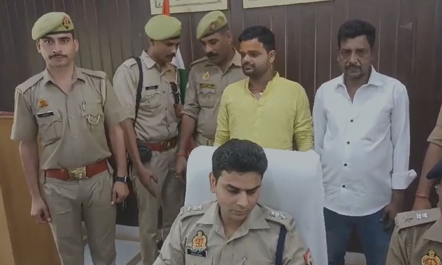 फर्रुखाबादः आईपीएल मैच में सट्टा लगाने वाले दो आरोपी गिरफ्तार पुलिस ने 1203080 रुपये नगद और पांच मोबाइल बरामद किए