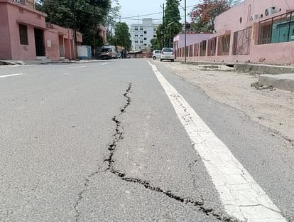 पीलीभीत में धंस गई 24 लाख से बनी सड़क