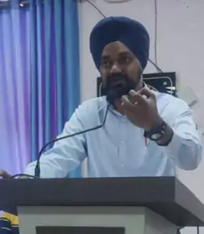 प्रचार विभाग की ओर से बारिश से पहले खतरनाक होर्डिंग व यूनीपोल को हटाने की कार्रवाई शुरू कर दी गई