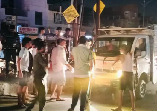 बिजली विभाग के अधिकारियों के खिलाफ बुद्धेश्वर चौराहे पर विरोध प्रदर्शन किया