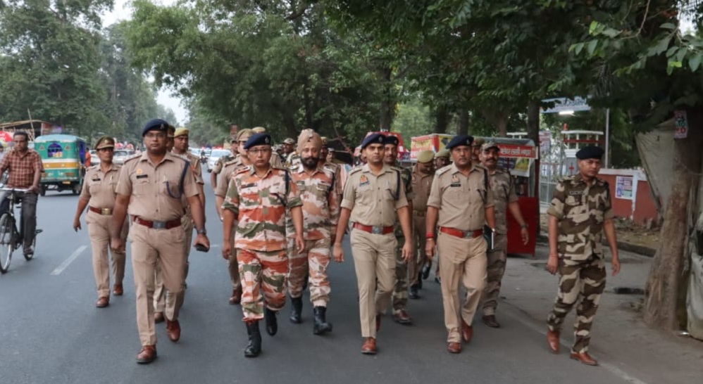 फर्रुखाबाद: स्थानीय पुलिस बल ने अर्द्धसैनिक बलों के साथ किया एरिया डोमिनेशन