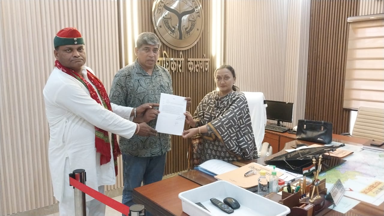 कासगंज : जनपद में सिंचाई विभाग द्वारा बाढ़ और कटान को रोकने के लिए हो रहे कार्यों में हो रही धांधली की शिकायत करते दिखे समाजवादी