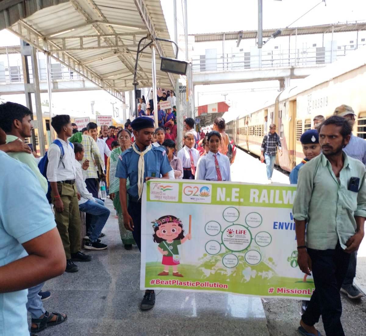 कासगंज में पूर्वोत्तर रेलवे इज्जतनगर मंडल के विभिन्न रेलवे स्टेशनों पर विश्व पर्यावरण दिवस के उपलक्ष्य में स्वच्छता जागरूकता ।