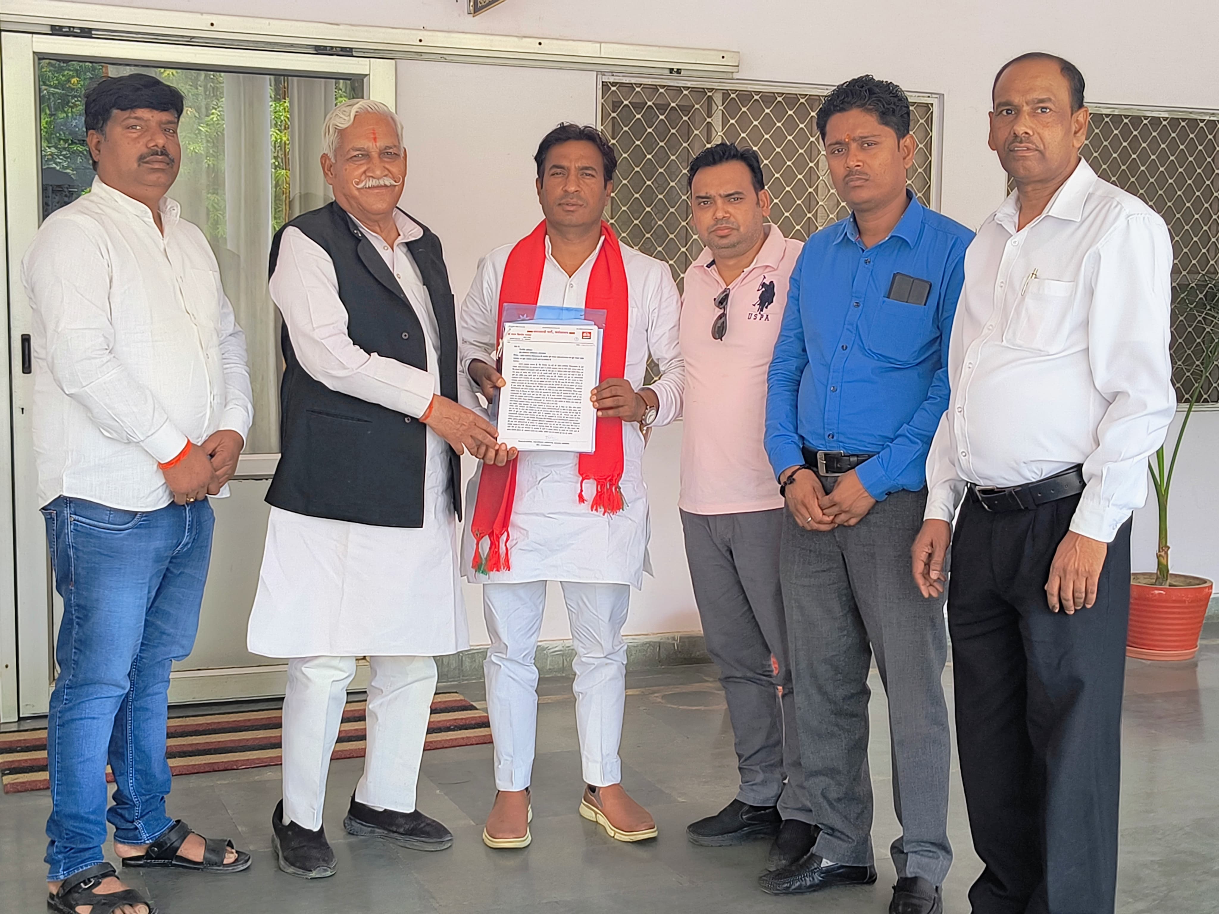 फर्रुखाबाद: डॉ नवल किशोर शाक्य ने अलीगंज विधानसभा के दो बूथों पर पुनर्मतदान के लिए जिला अधिकारी को दिया प्रार्थना पत्र