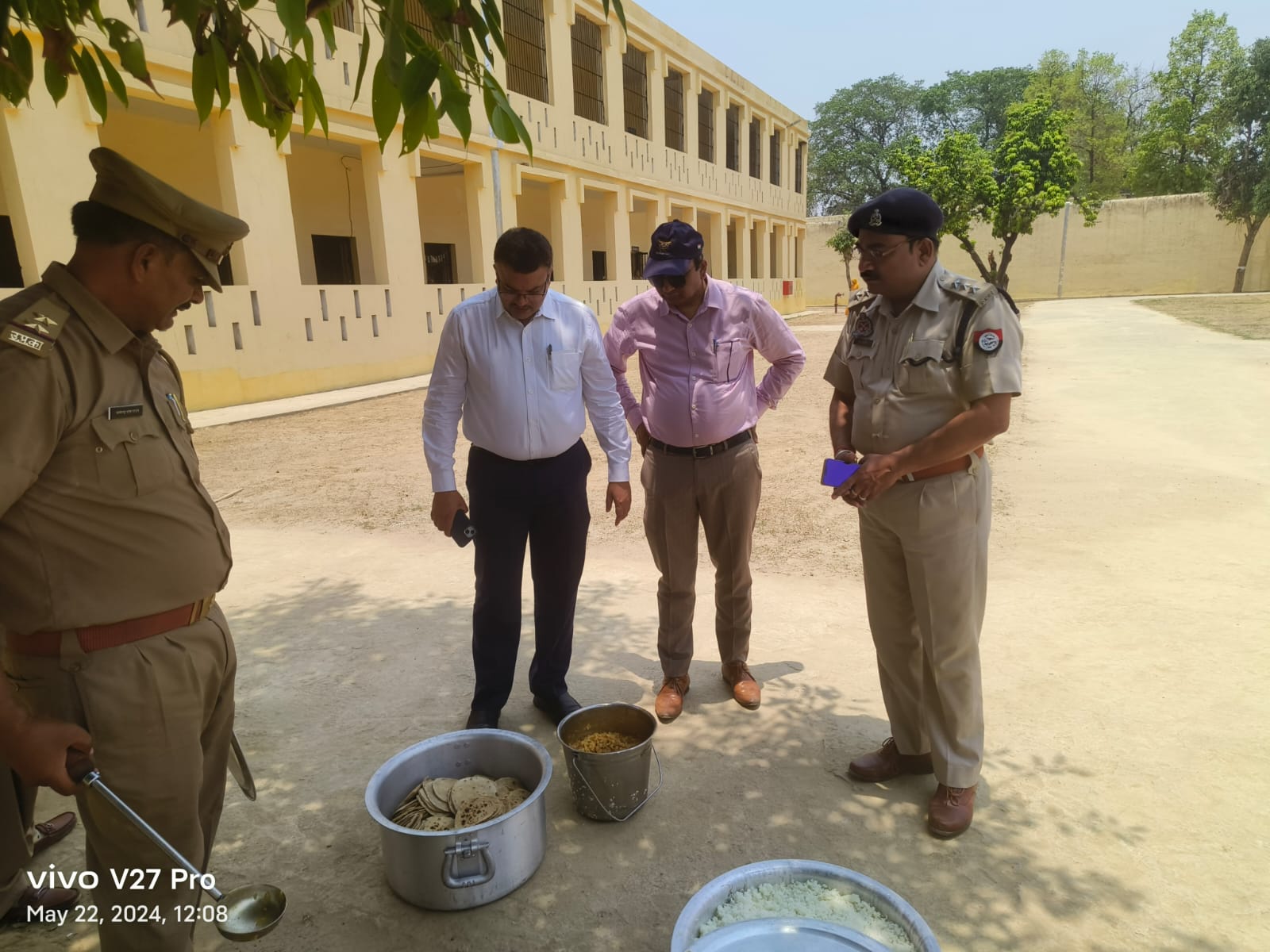 प्रयागराज-सचिव, जिला विधिक सेवा प्राधिकरण के द्वारा जिला कारागार प्रयागराज एवं महिला संरक्षण गृह का किया गया औचक निरीक्षण बंदियों को मिलने वाले भोजन की गुणवत्ता को नियमानुसार बनवाये जाने के दिए निर्देश