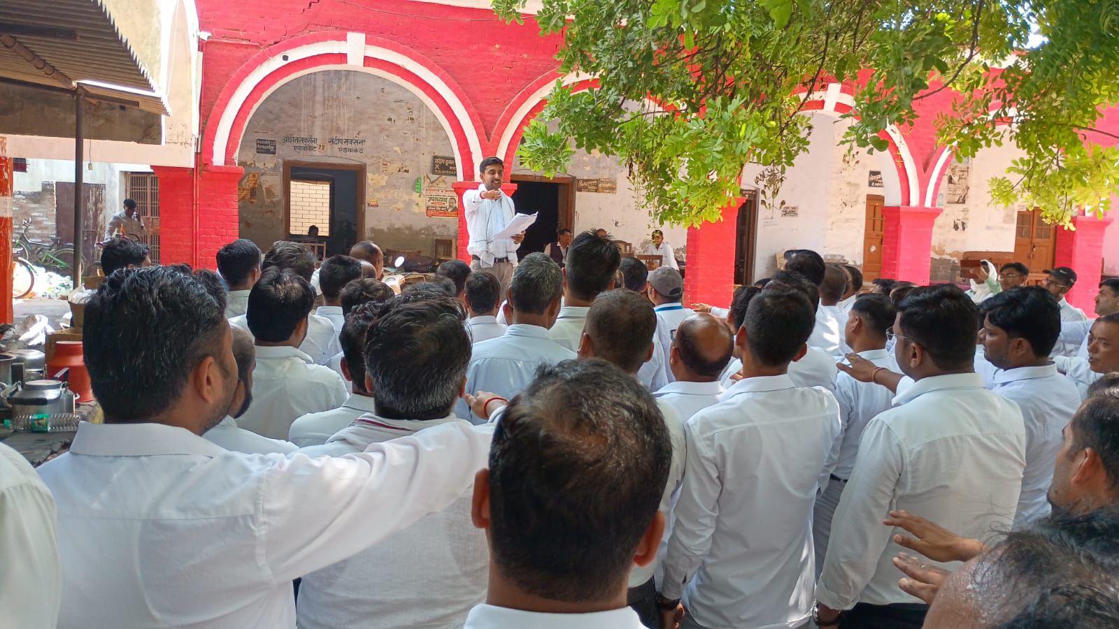 फर्रुखाबाद :  न्यायालय के कर्मचारियों ने प्रतिज्ञा सभा करके अपनी माँगो को लेकर किया आंदोलन और प्रदर्शन