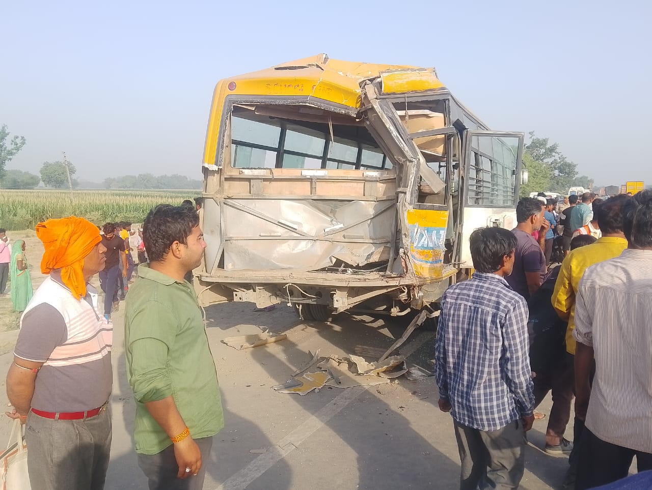 मैनपुरी में बड़ा सड़क हादसा बच्चों से भरी स्कूल बस में ट्रक ने मारी टक्कर ?