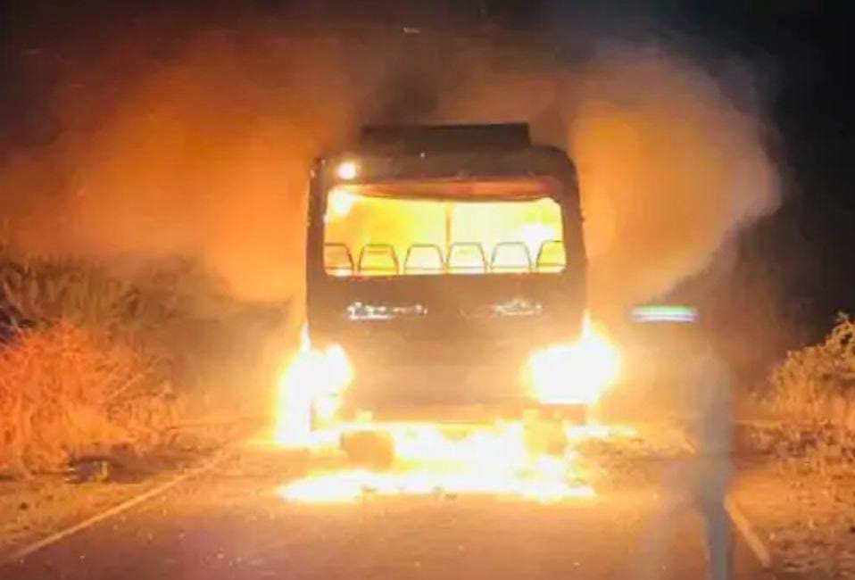 मध्यप्रदेश में ईवीएम और मतदान कर्मियों को लेकर लौट रही बस में लगी आग।