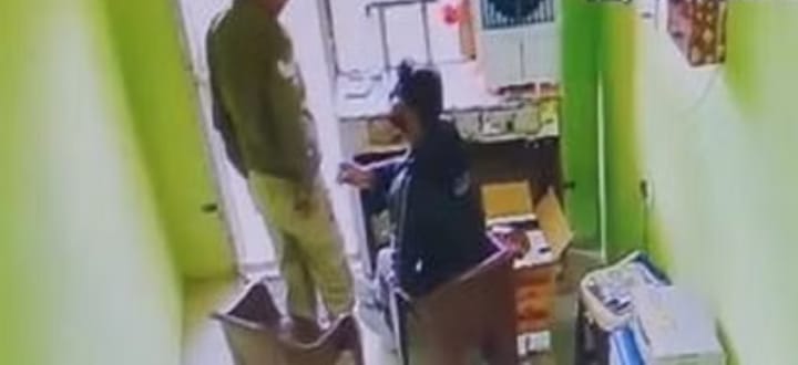 मैनपुरी में शराब के ठेके से पुलिस की वसूली, पैसे लेते सिपाही का वीडियो वायरल, सेल्समैन ने लगाया आरोप ?