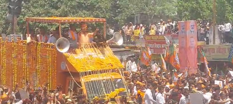 भाजपा प्रत्याशी के समर्थन में मुख्यमंत्री योगी आदित्यनाथ आज मैनपुरी पहुंचे, रोड शो करके जयवीर सिंह को जिताने की अपील की ।