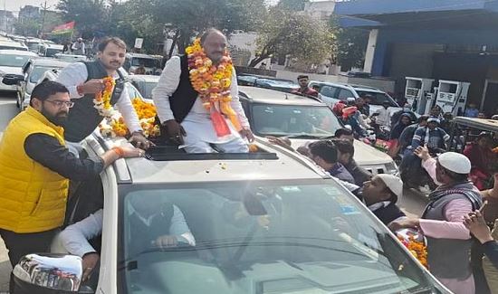 कासगंज: प्रत्यासी देवेश शाक्य और उनके समर्थकों ने गांव गांव जा कर चुनावी जन सभा का आयोजन किया