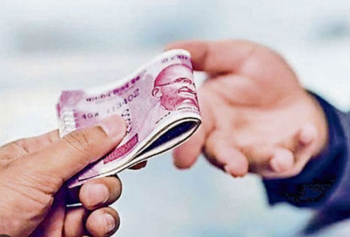 मैनपुरी में पीडब्ल्यूडी के अधिकारियों पर रिश्वत लेने का आरोप ?