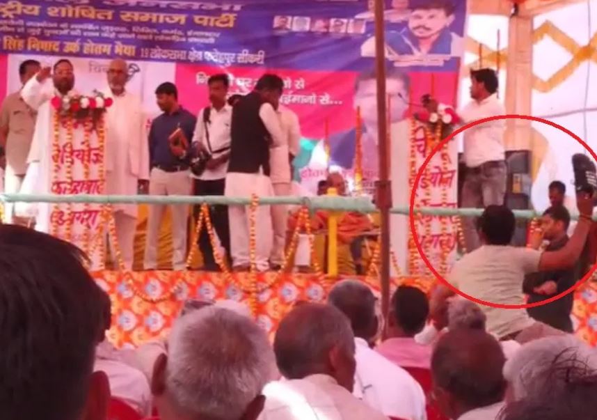 आगरा में स्वामी प्रसाद मौर्य पर जूता फेंकने वाला युवक कौन? जिसे भीड़ ने जमकर पीटा