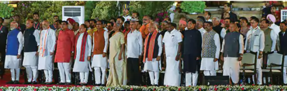 9 जून को प्रधानमंत्री नरेंद्र मोदी समेत 72 मंत्रियों ने शपथ ली
