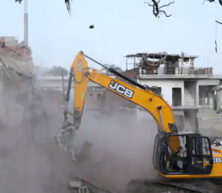 कार्रवाई की जद में 2 मस्जिद, 2 मदरसे और 1 स्कूल भी आ रहे हैं, जिन्हें तोड़ा जाना है