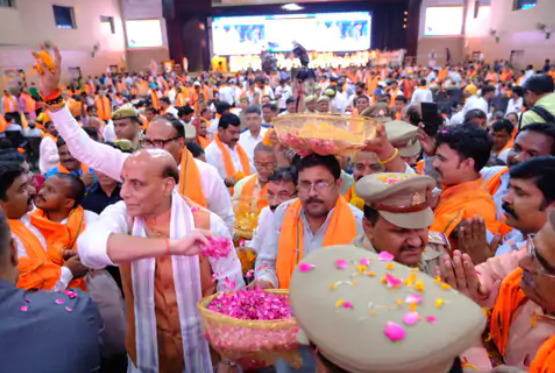 केंद्रीय मंत्री राजनाथ सिंह ने तीसरी बार भाजपा की सरकार बनने पर सभी को बधाई दी