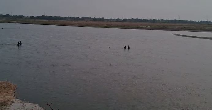 रायबरेली: गंगा में नहाने गए दो युवक डूबे क्षेत्र मे मचा हड़कंप