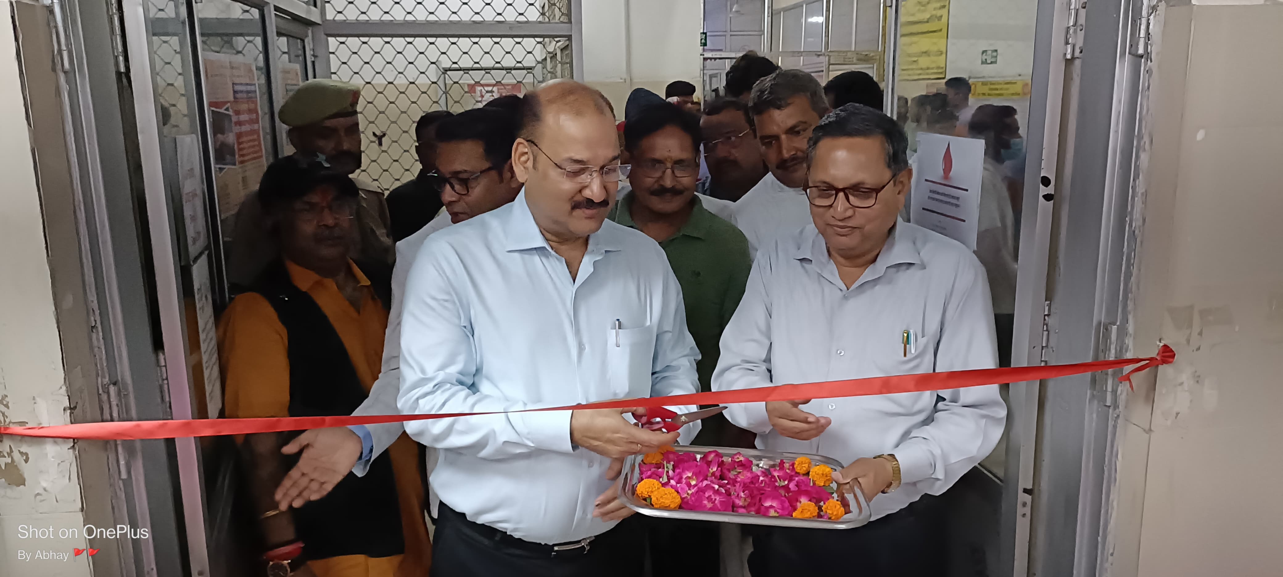 फर्रुखाबाद: विश्व रक्तदान दिवस पर सामूहिक रूप से आयोजित रक्तदान शिविर का जिलाधिकारी ने फीता काटकर किया उदघाटन